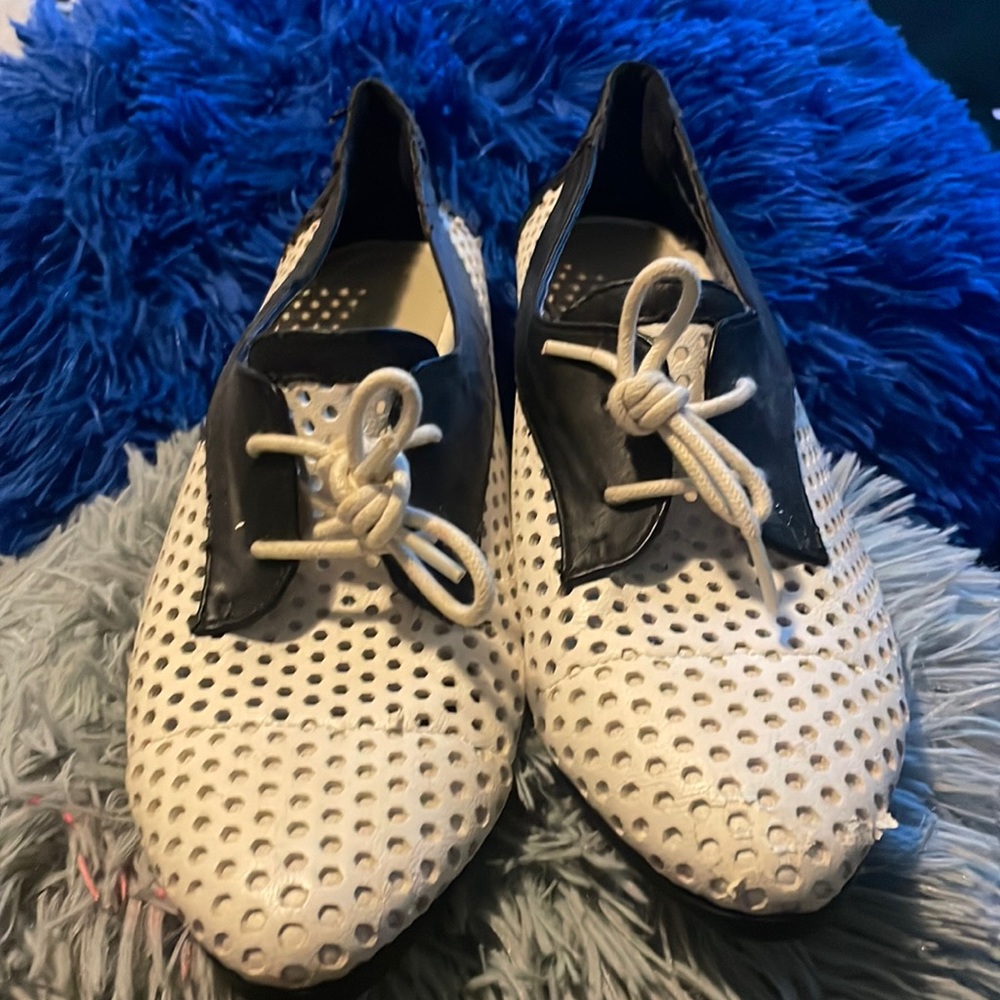 White & Black flats 🔥🖤❤️ size 7